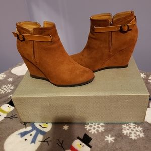 Maurices Claire wedge bootie Cognac in size 8